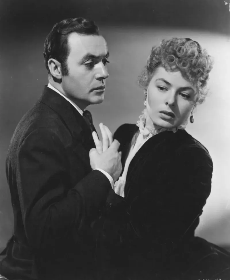 Foto hitam putih Charles Boyer dan Ingrid Bergman dalam film Gaslight tahun 1944, Bergman menoleh ke samping dengan raut cemas